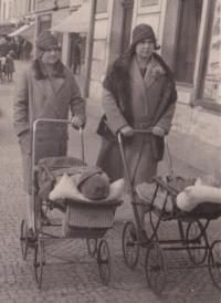 Maminka Jindřiška Moravcová (vpravo) s malým Václavem Moravcem, Čáslav náměstí 1927