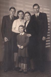 Fotografie pro tatínka do vězení, zleva: Jan, Jindřiška, maminka, Václav, vpředu Zdeňka, Čáslav 1942
