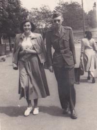 Marta a Václav Moravcovi na svatební cestě v Poděbradech, srpen 1949