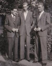 Zleva Josef Kabát, Václav Moravec, Jiří Daněk před odjezdem do Berlína, 1943 