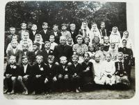 5. ročník obecní školy v Újezdci v roce 1941. V prostřední řadě Vítězslav Vaculík