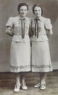 Half-sisters Vilma and Aurélie Vaculíková