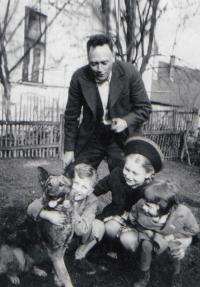 S otcem, bratrem Ivem, sestrou Evou, rok 1943