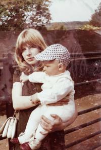 Manželka s dcerou Janou, 1975