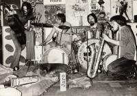 Koncert, konec 70.let, pamětník hraje na bicí