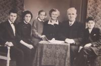 Rodina Olšanikova tři dny před jejich zatčením v roce 1958, zleva Josef, Ludmila, Milada, strýc a teta- Ludmila a Josef a bratranec Stanislav