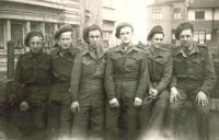skupinové foto v La Panne, Belgie 1945 zleva Emil Kirždorf (padl u Dunkerque), Hynek Kirždorf, Karel Kirždorf, Francin Kirždorf, Leo Žalio, Karel Zubr