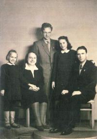 rodinný snímek Cyril ml. maturant