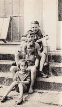 Pamětník (druhý ze zdola) s dalšími dětmi, Lázně Bělohrad