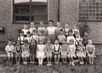 Na ZŠ v roce 1959 (pamětník první zprava v nejvyšší řadě)