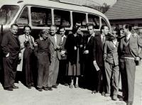 Ota Bukovský (druhý zleva) na výjezdu, zřejmě se spolupracovníky Ministerstva, asi 1950