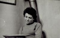 Mariana Bukovská doma, Praha asi 1960
