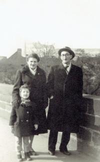 Rodina Bukovských na procházce v zimě, Praha asi 1953