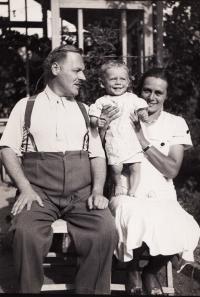 Bedřich Moldan s rodiči, 1936
