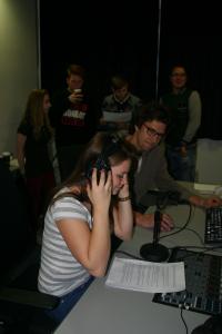 Žáci z projektu Příběhy našich sousedů při rozhlasové reportáži o pamětnici