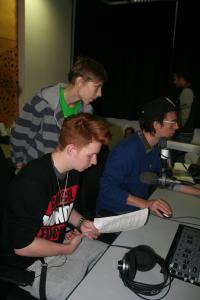 Žáci z projektu Příběhy našich sousedů při rozhlasové reportáži o pamětnici