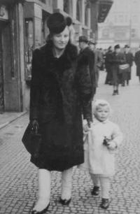 Marie Jiřičková with her mother taking a walk