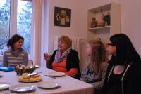 Tým ze ZŠ Pražačka při natáčení rozhovoru s Marií Jiřičkovou