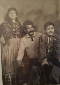 Agnesa Horváthová se svým mužem a synem v souboru Perumos
