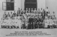 Školní rok 1942/43 v Ivanově Sele, mezi dětmi je i Justina Švarcová