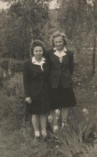 Eliška Olšanová (Onderková) s kamarádkou v roce 1944