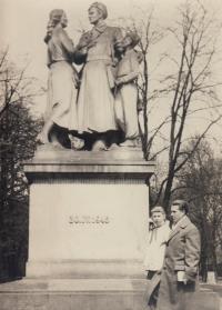 Helena Berková - Nosková s tatínkem Ondrejem v Sedláčkově parku v Žilině