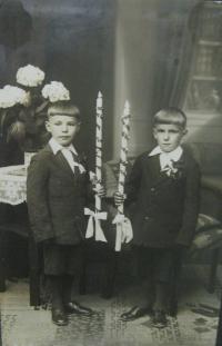Bratranec Wili a bratr Rudolf Hadwiger u prvního přijímání v Žulové (Friedeberg)