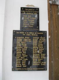 Pomník padlých na kapličce v Nýznerově