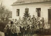 Obecní škola v Nýznerově za války. Na fotografii také sestry pamětnice