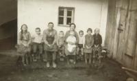 Rodina Hadwigerova před domem v Nýznerově