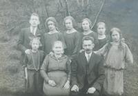 Prarodiče Žofie a Dominik Vincencovi se svými dětmi. Zleva nahoře Dominik, Růžena, Františka, Cecilie (maminka pamětnice), Žofie a další tři dcery