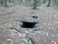 Vstup do partyzánského bunkru u Písařova. Sloužil pro osm osob a Němci ho nikdy neobjevili. Obnoven v roce 1975