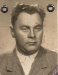 Nevlastní otec Emanuel Krobot, který se přidal k partyzánům