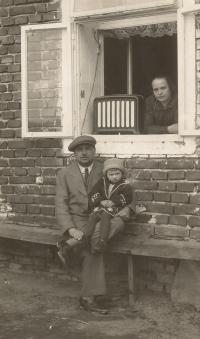 Tchán Josef Kubíček s manželkou a dcerou u rodinné továrny v Písařově