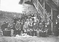 Továrnu na výrobu kartáčnického zboží v Písařově. Uprostřed majitel Josef Kubíček se zaměstnanci