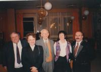 Otto Wichterle uprostřed, Blanka Brůnová druhá zleva