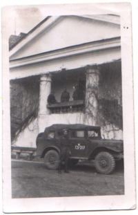 Jaroslav Procházka u džípu (Luck 1944)