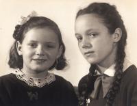 Se sestrou Marií, rok 1944