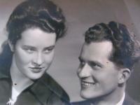 Ludmila Kňourková s bratrem, 1948