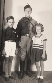 Father (Emil Vetter) with childern (Jaroslavem a Ivonou) (1948)