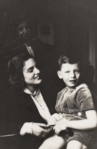 Hanuš Gaertner with mum Edita, 1931