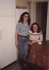 Cristina Feijóo con su compañera de cárcel Blanca Muñiz (Estocolmo, otoño 1980)