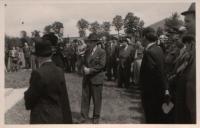 Setkání přeživších z pochodu smrti ze Schwarzheide do Terezína v Chřibské 1948