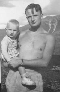 1949? Pamětník s otcem Františkem ve Skalistých horách, USA