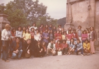 1976? Na výletě s romskými dětmi, pamětník čtvrtý zprava nahoře