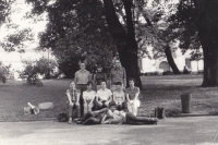 1967? Čekání na profesora Kosíka na Hradčanském náměstí se spolužáky a pedagogy Hejdánkem (vlevo) a Svitákem (vpravo), pamětník sedí zcela vpravo