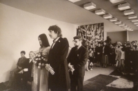 1980 Svatební fotografie, s manželkou Jarkou, za pamětníkem jeho svědek Zdeněk Pinc, vlevo za nevěstou rodiče pamětníka