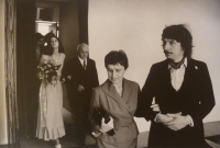 1980 Svatební fotografie, v popředí pamětník se svou matkou Libuší, za nimi Jarka se svým otcem Jaroslavem Vaňkem