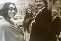 1980 Svatební fotografie, v popředí pamětník s manželčinou svědkyní Lily Sekytovou