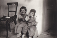 1987 Dcery pamětníka Eliška (vlevo) a Anna na chalupě na Šumavě